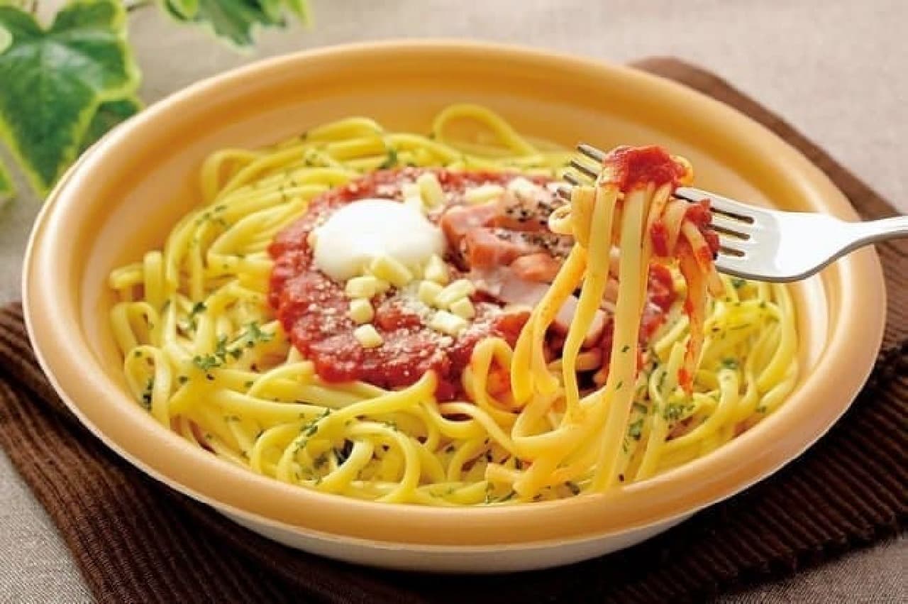 You can buy "low-carbohydrate noodles" at convenience stores! (Image: "Bacon and tomato sauce)