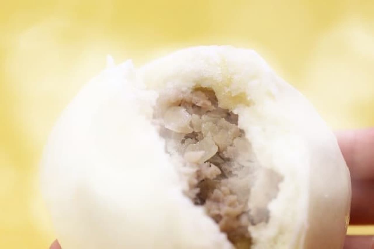 Eat fluffy Chinese steamed buns and let's be warm