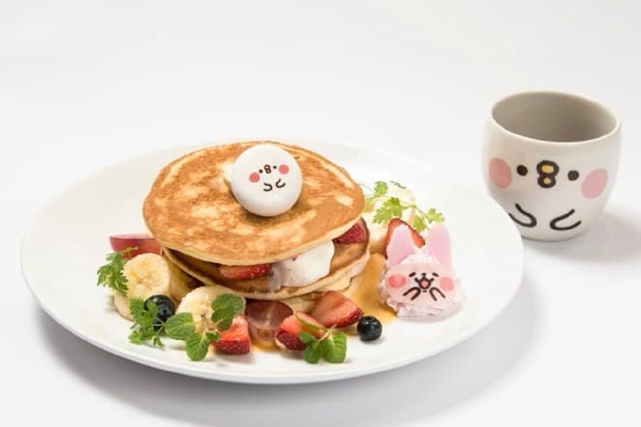 Fruits and marshmallows between the pancakes