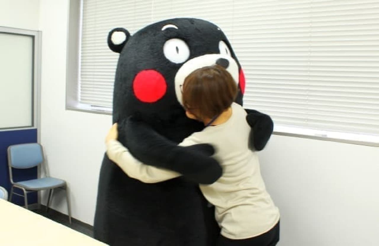 Kumamon who also accepts the hugs of the staff