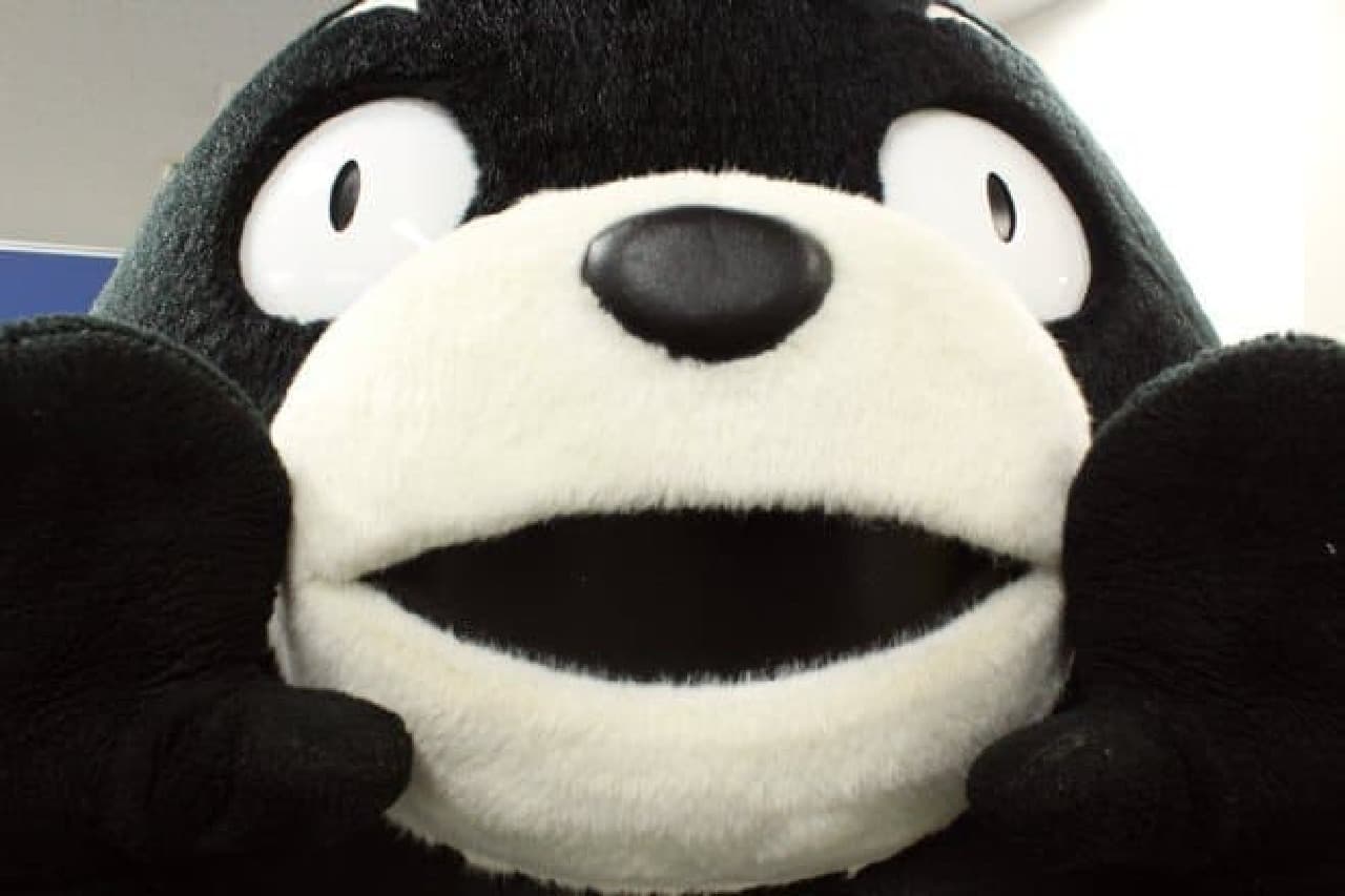 Bah! Kumamon surprises me. Without red cheeks, it looks like another person (bear) ...