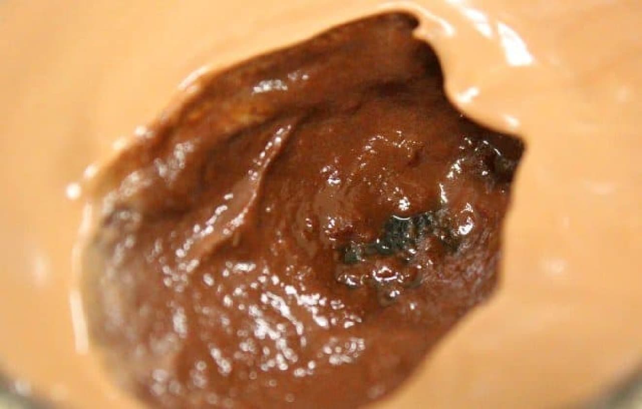 濃い茶色部分はビターなチョコプリン、薄茶色の表面部分はチョコソース