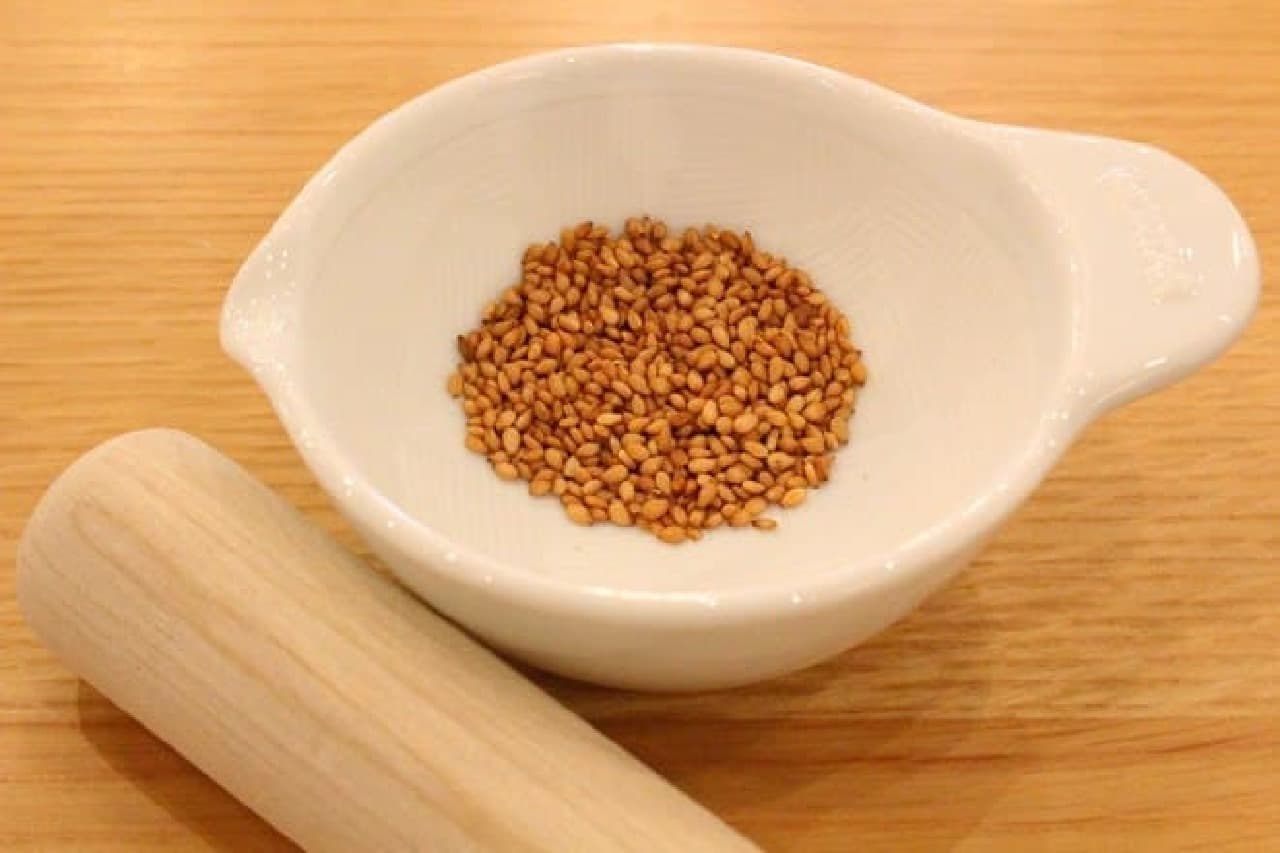 Sesame seeds in a mini mortar