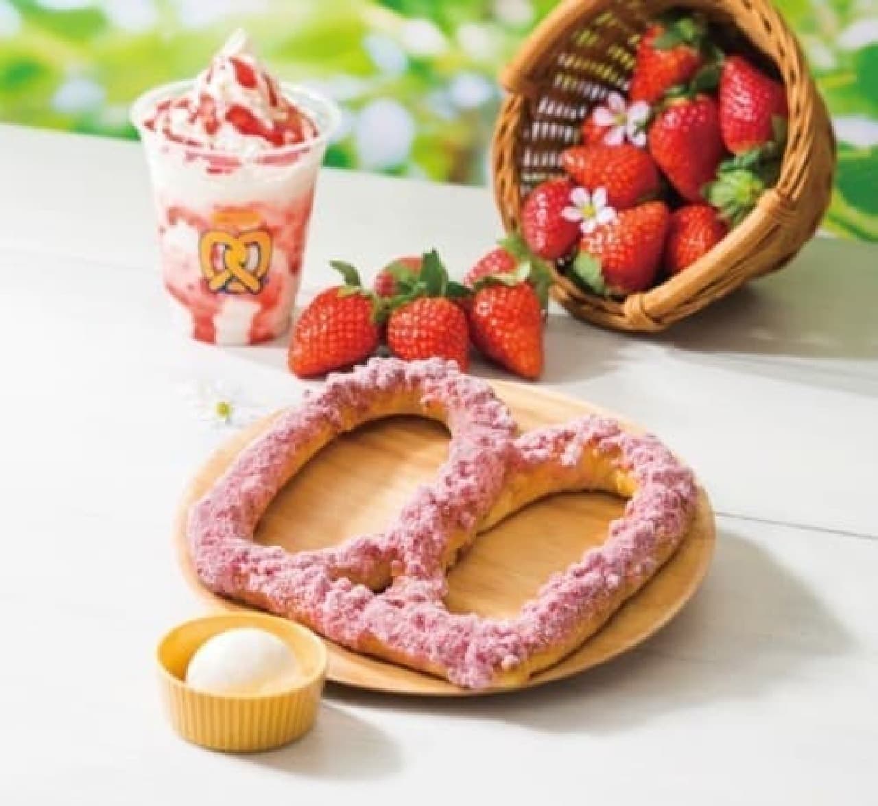 A sweet and sour taste that is perfect for spring! (Foreground is Tochiotome condensed milk pretzel)
