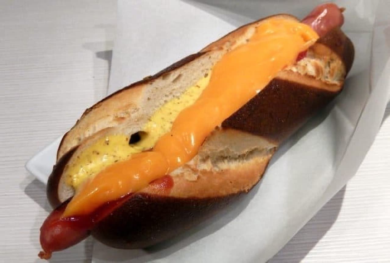 Cheese Laugen Dog" with melted cheese (340 yen)