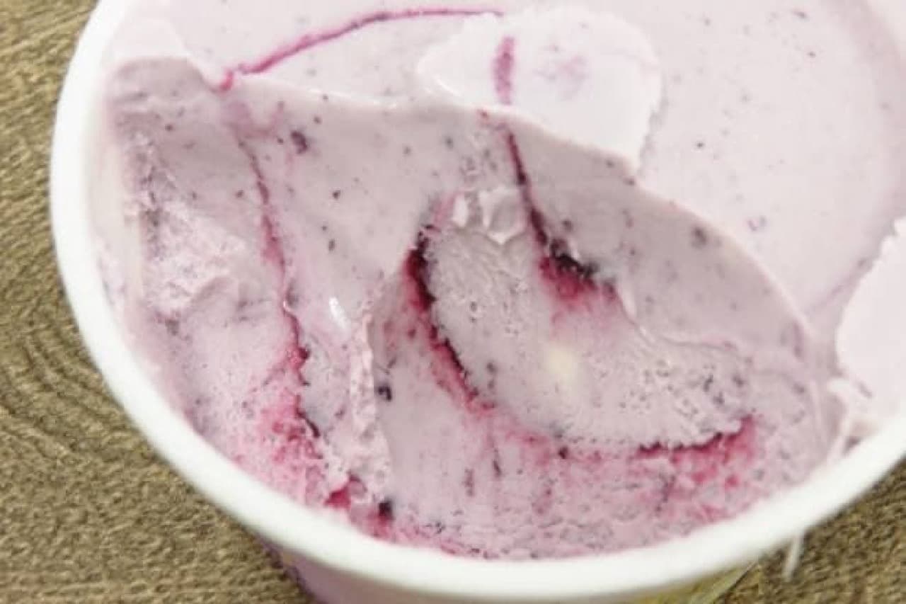 The grains hidden in the ice cream remind us of the darkness of blueberries.
