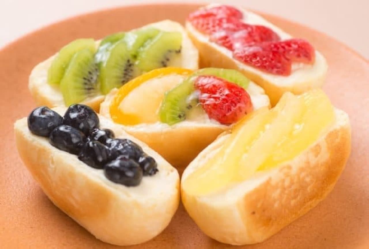 人気のくりーむパンに、フルーツがごろごろっ！
