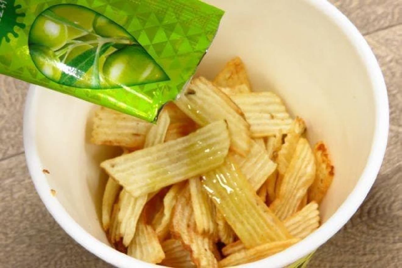 Moisten the potato chips with oil
