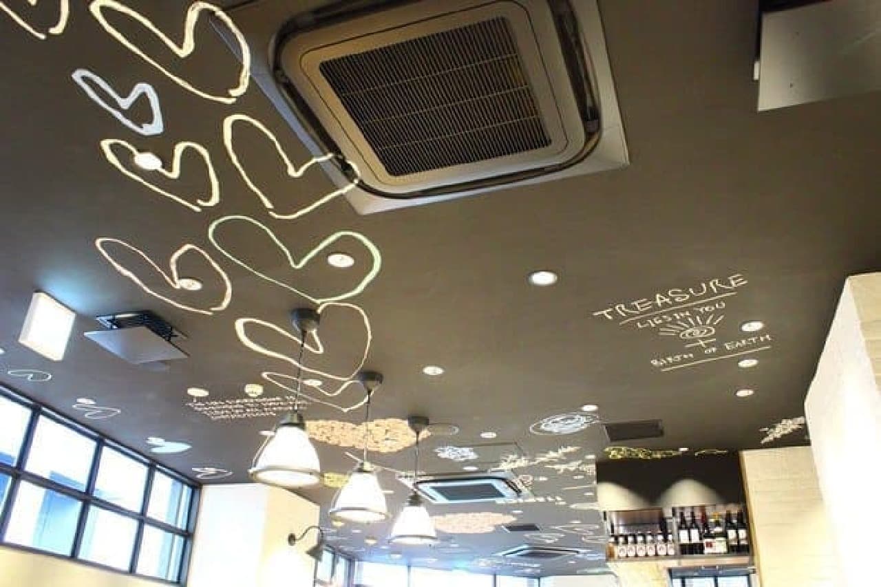 ▲ Blackboard art style ceiling