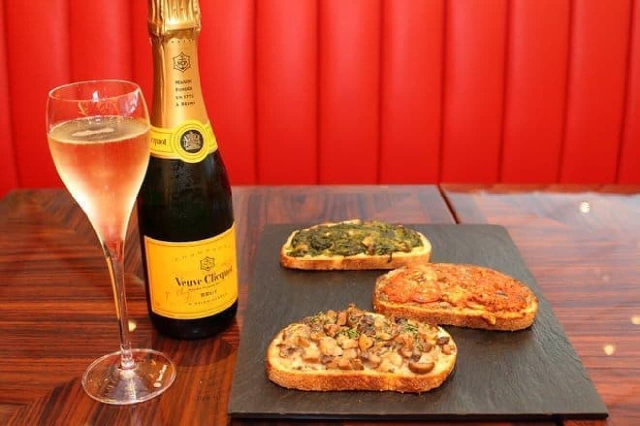 ▲ The Robuchon style is to combine tartine with champagne.