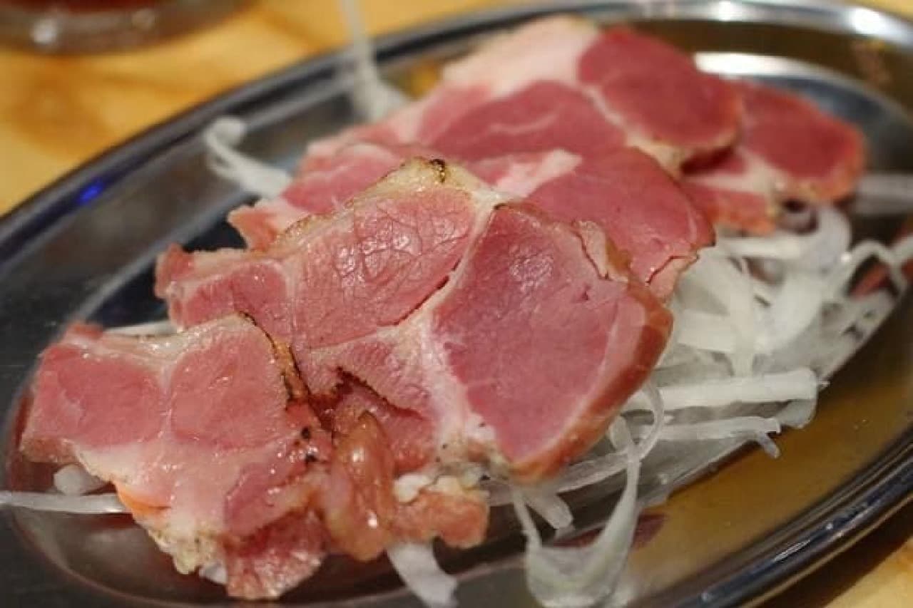 "Lamb bacon" (660 yen) is lightly roasted