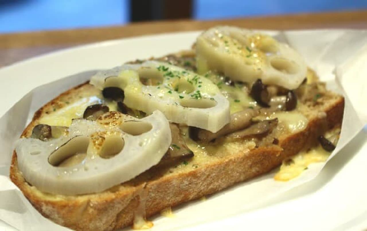 "Champignon and lotus root tartine" with mushroom flavor and campagne acidity 480 yen