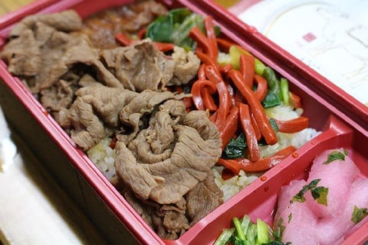 Shiman Mouri "Omi beef sukiyaki bento" The red string-shaped one is Shiga's specialty "Aka Konnyaku"