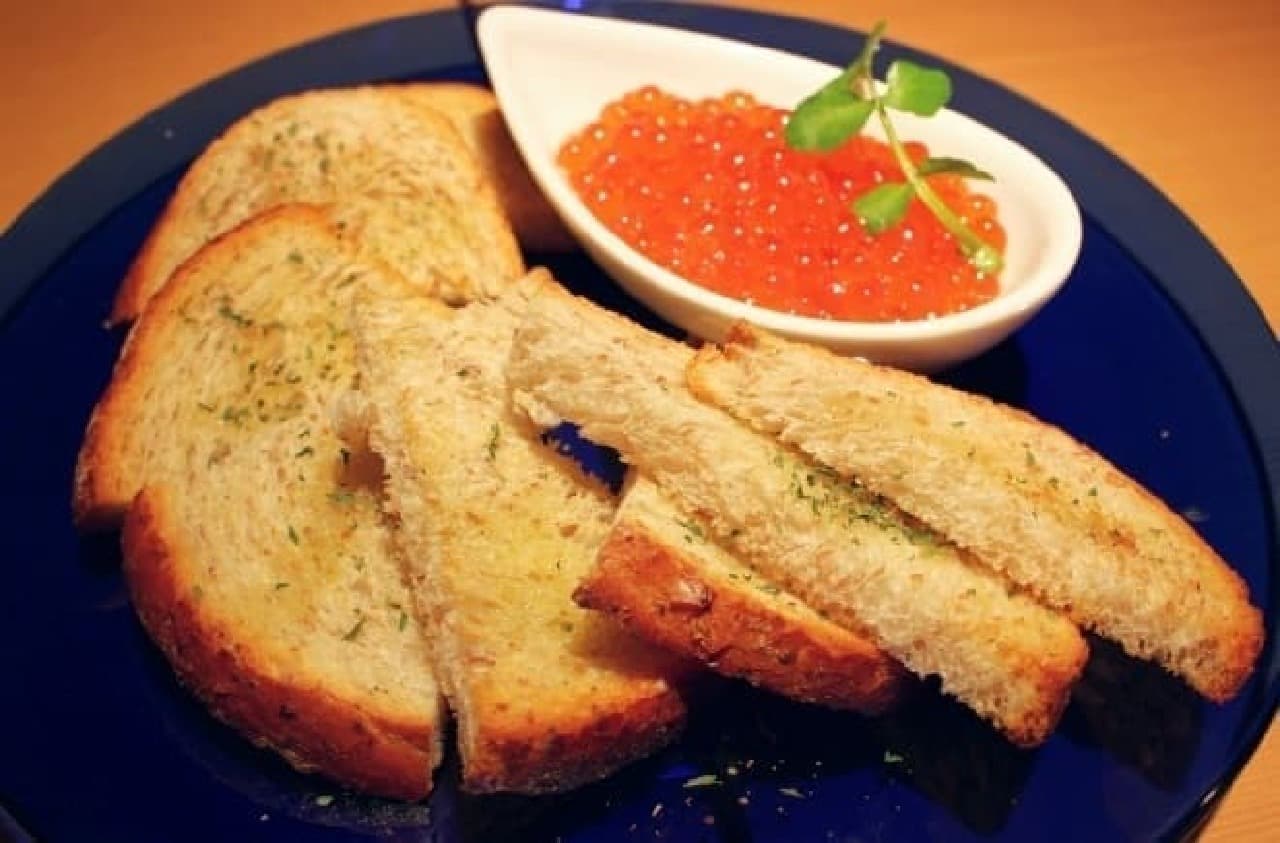 Add plenty of salmon roe to the baguette