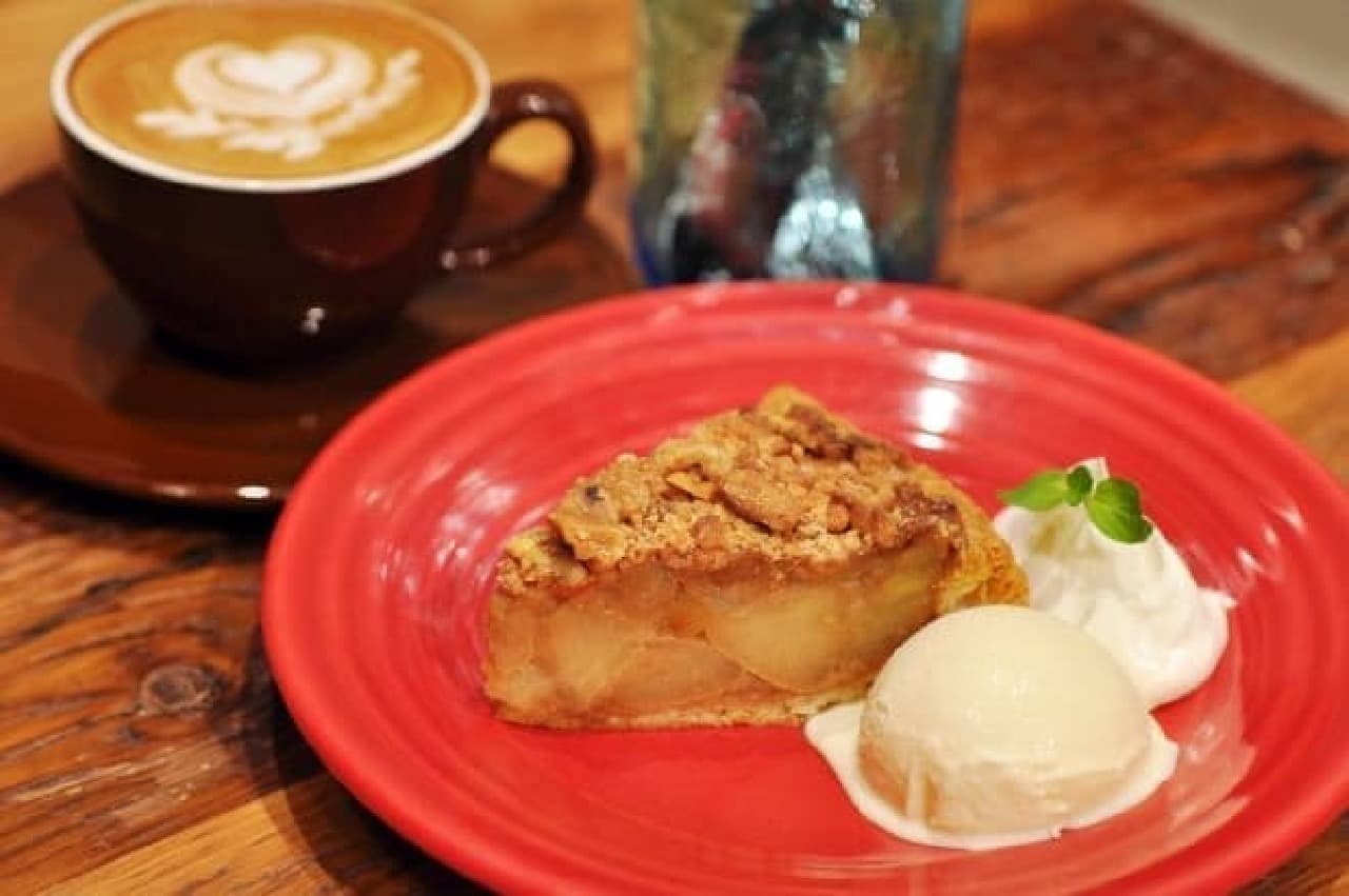 Apple pie specialty store with a line opens for the first time in Ginza