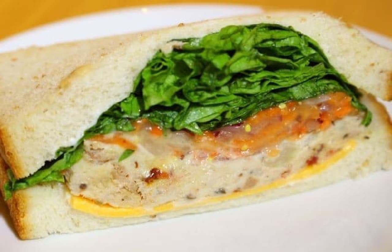 Arrange the classic tuna sandwich in the Starbucks style!