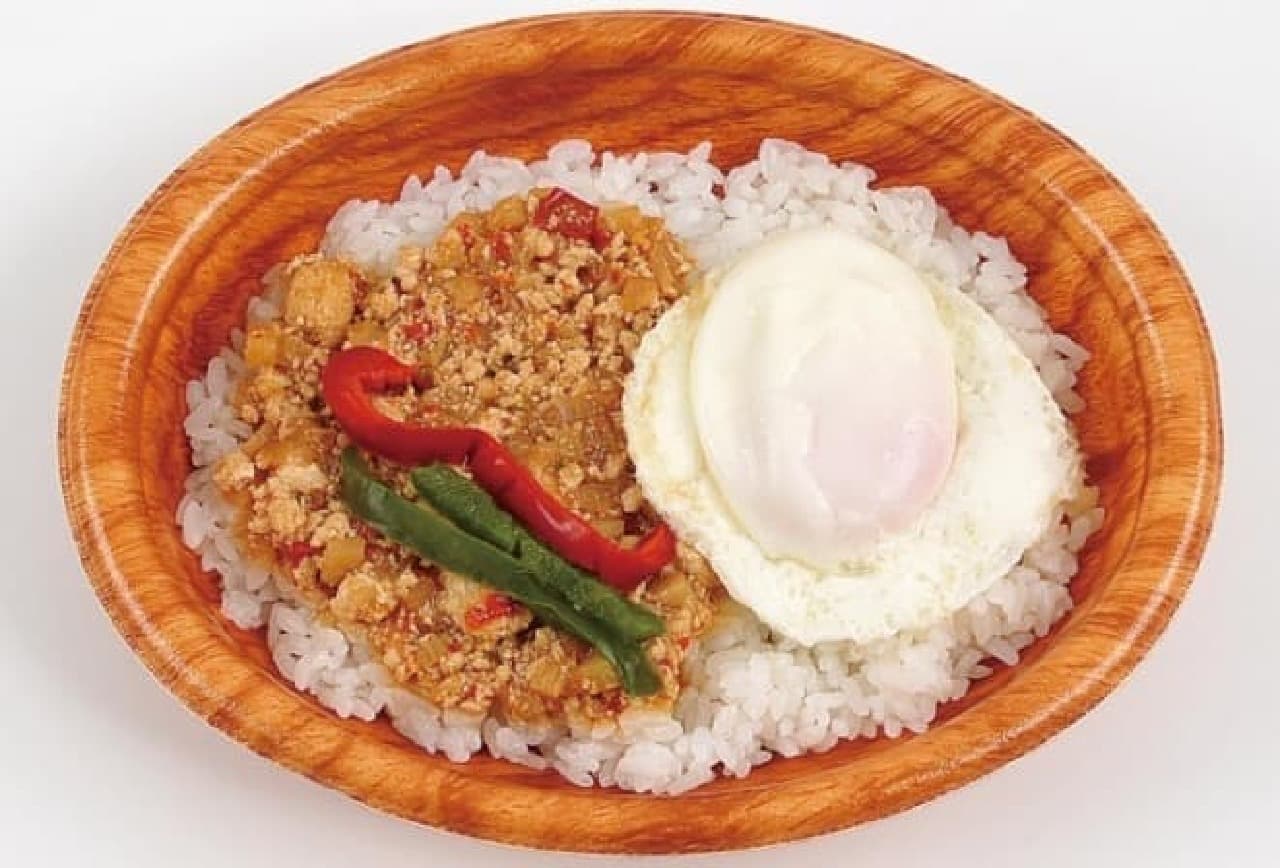 Spicy Gapao Rice with minced chicken
