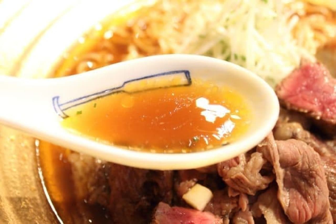 麺屋武蔵20周年「金乃武蔵」、6月の「リムーザン牛ら～麺」のスープ