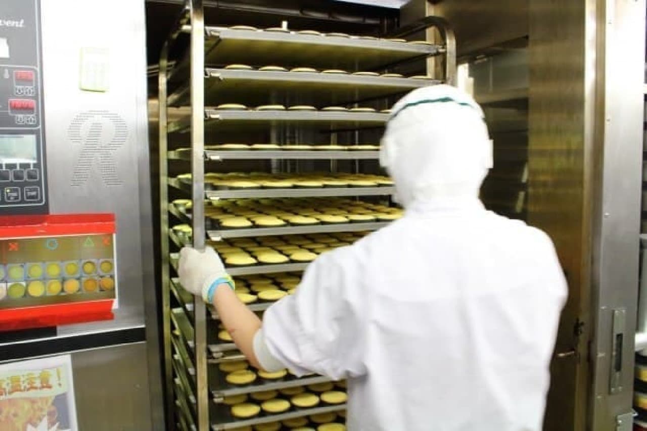 花畑牧場の工場内でローソン「ピュアチーズタルト」を製造するようす