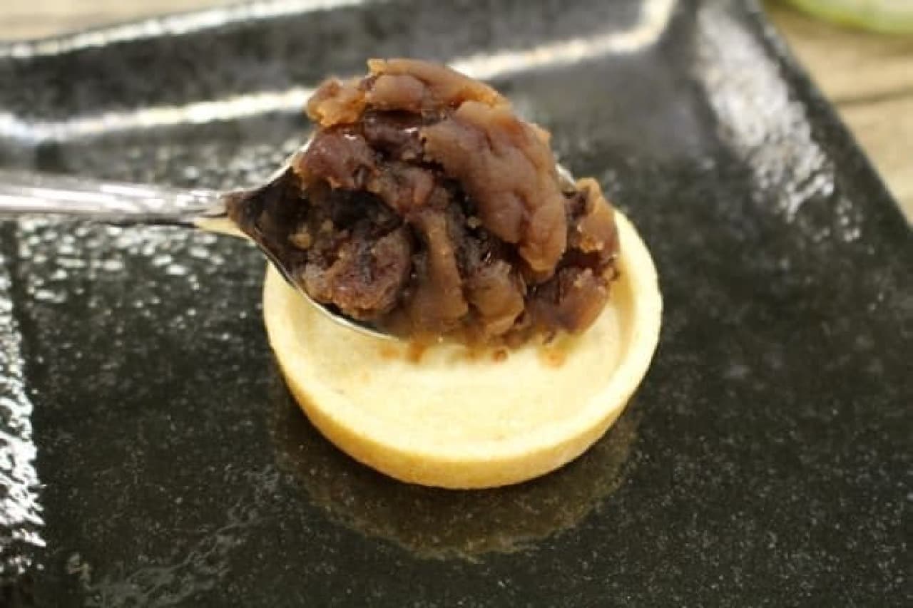 Kyoto Gion Anon "Anpone" with grains of sweet bean paste on top of monaka skin