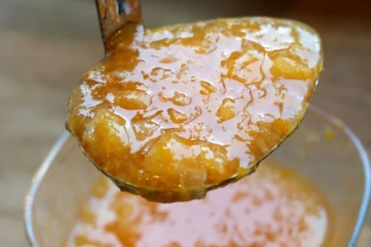 スターバックス「クラッシュ オレンジ フラペチーノ」　オレンジ果肉ソース