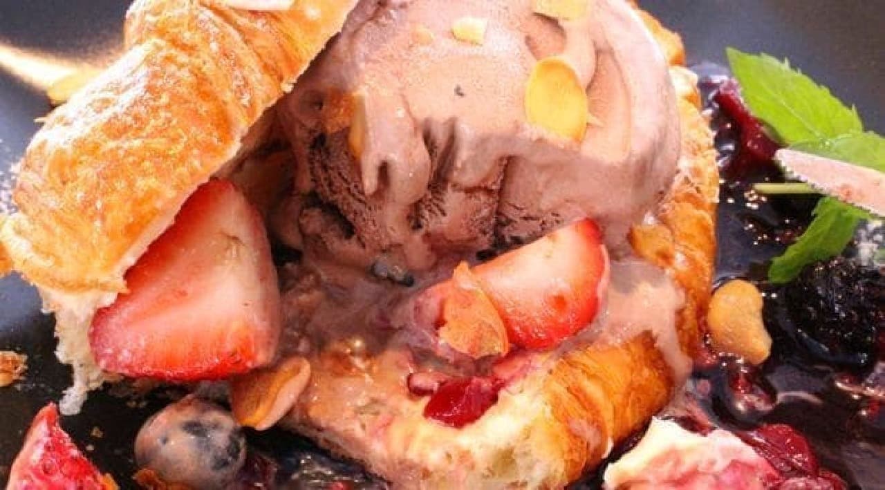 Haagen-Dazs Summer Terrace "Mixed Berry Croissant Ice Cream Sandwich"
