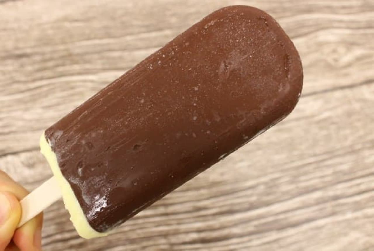 FamilyMart Limited Morinaga & Co. "Chocolate is thick! Chocolate banana ice bar"
