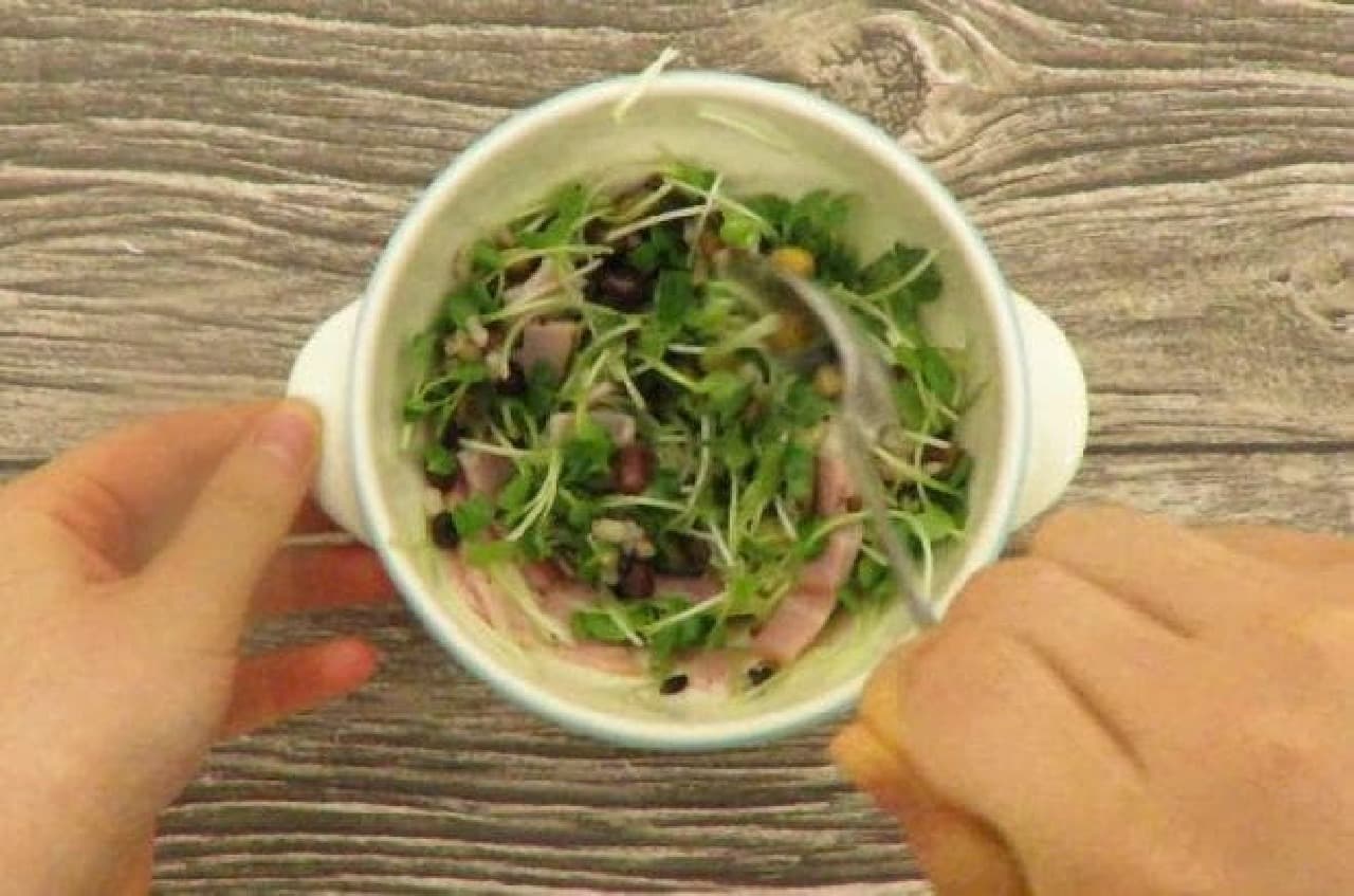 Sunday's laboratory "Kaiware daikon's fashionable simple side dish" The process of mixing ingredients