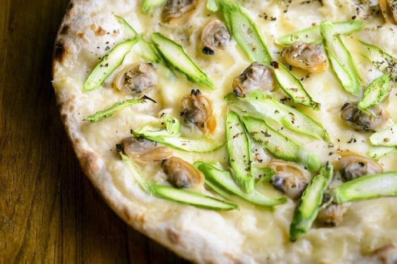 CONA Nagoya station square store "Clam and asparagus cream pizza"
