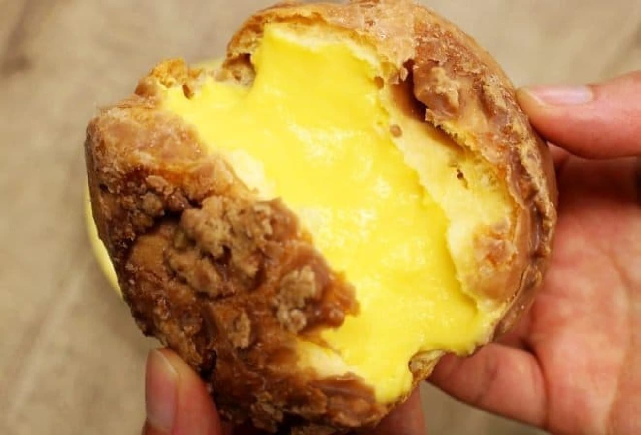 How to eat cream puffs without spilling