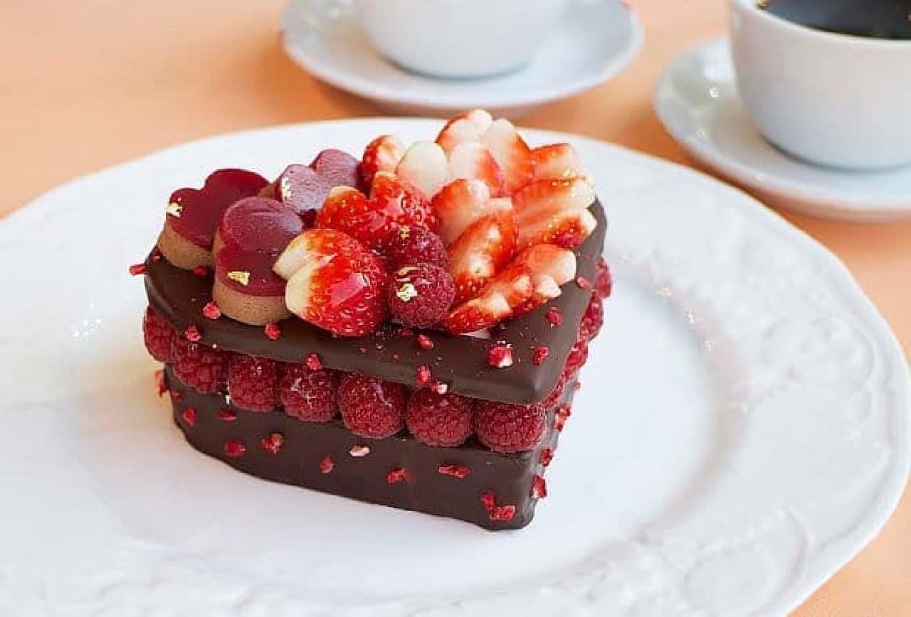 Cafe Comsa "Berry and Chocolate Cake"