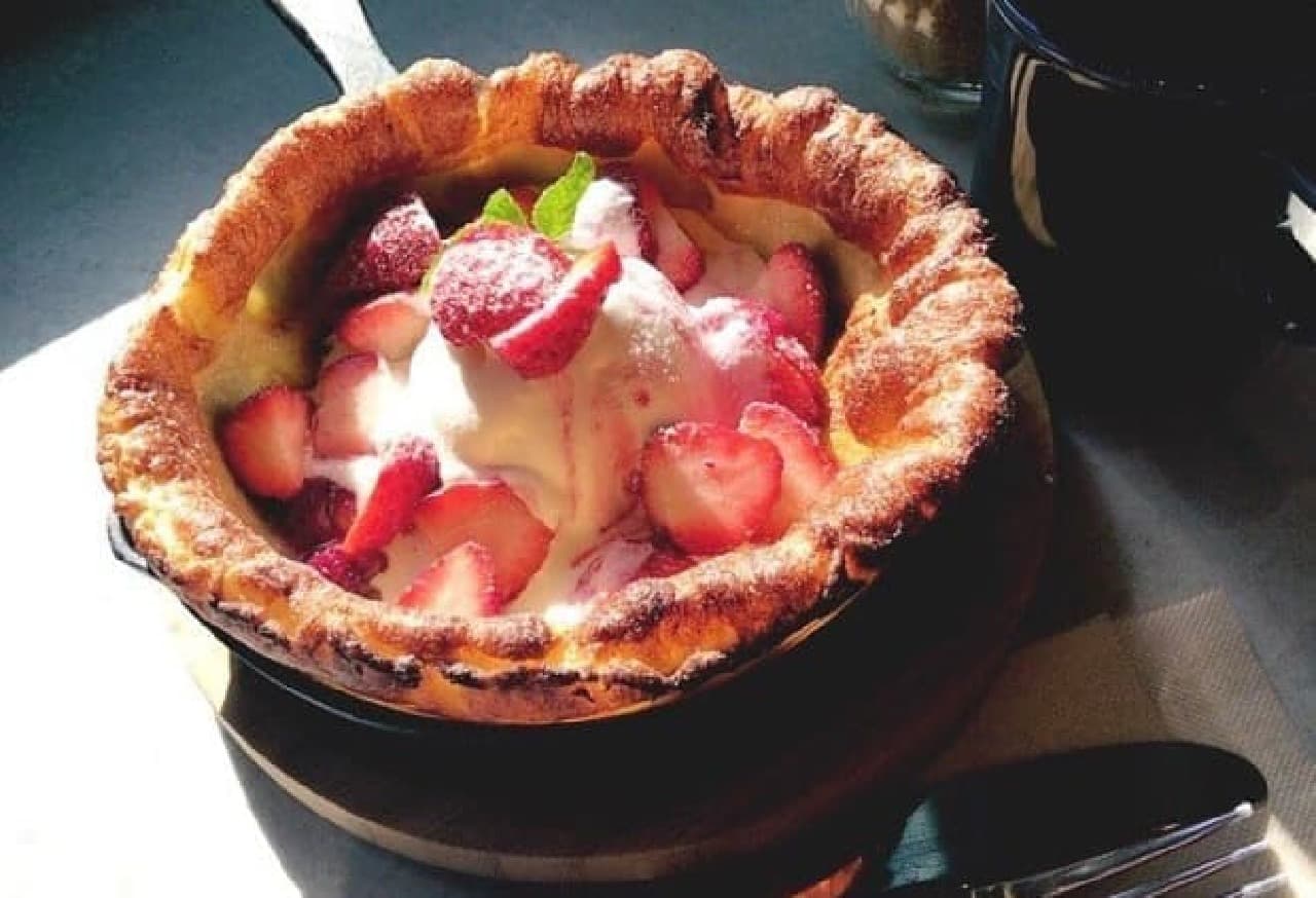Roppongi Cafe "Strawberry Dutch Baby"