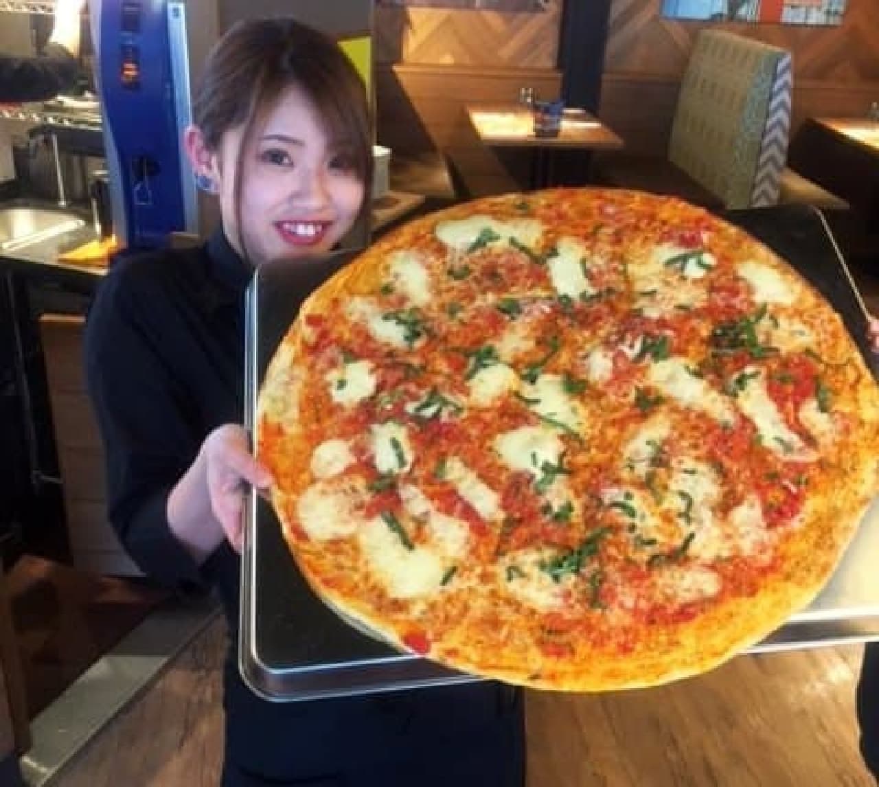 Versterken Arabische Sarabo erotisch A huge pizza with a diameter of about 50 cm, if you can finish it, it's  free! At "California Pizza Kitchen" Lazona Kawasaki store [entabe.com]