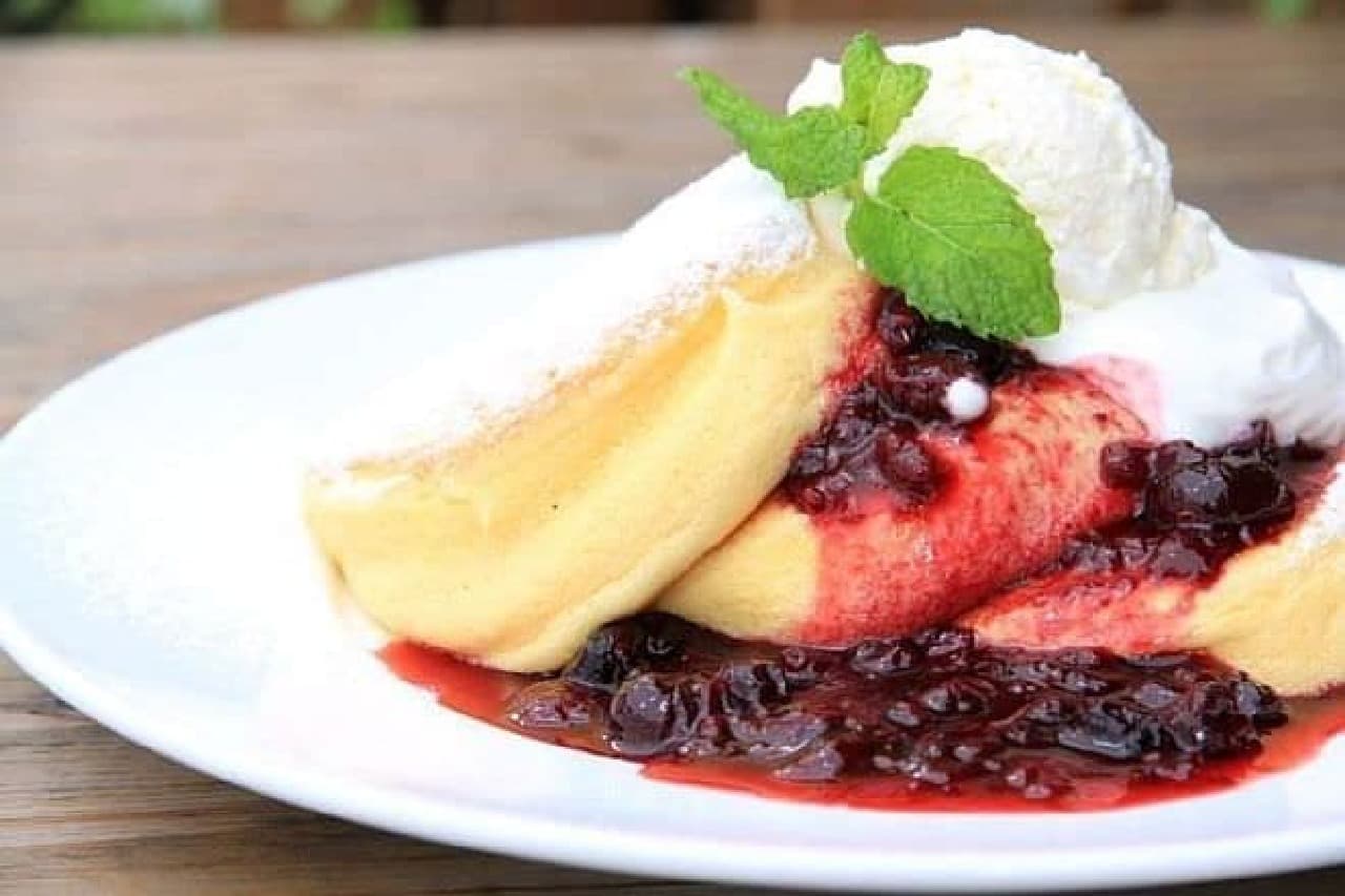 Happy pancake "rich cheese mousse pancake with berry sauce"