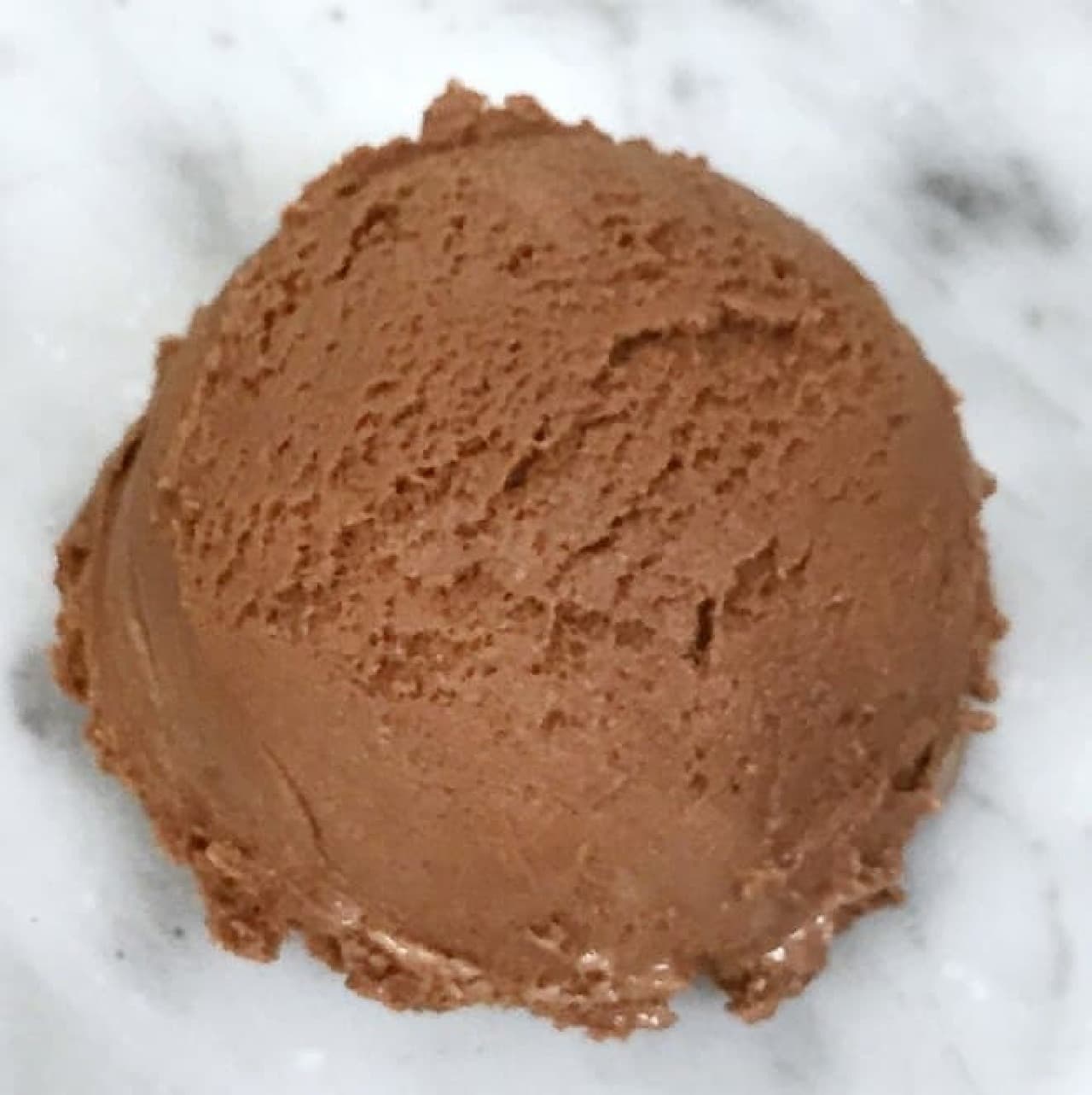 「6種のカカオアイスクリーム」は、モンロワールのチョコレート職人が1年以上の期間を費やして開発したアイスデザート