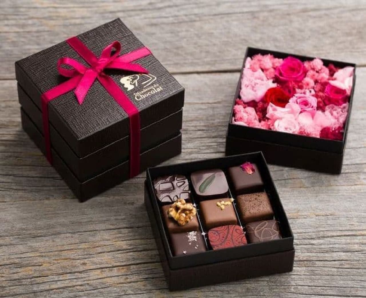 A limited number of gift boxes with preserved flowers and 9 bonbon chocolates