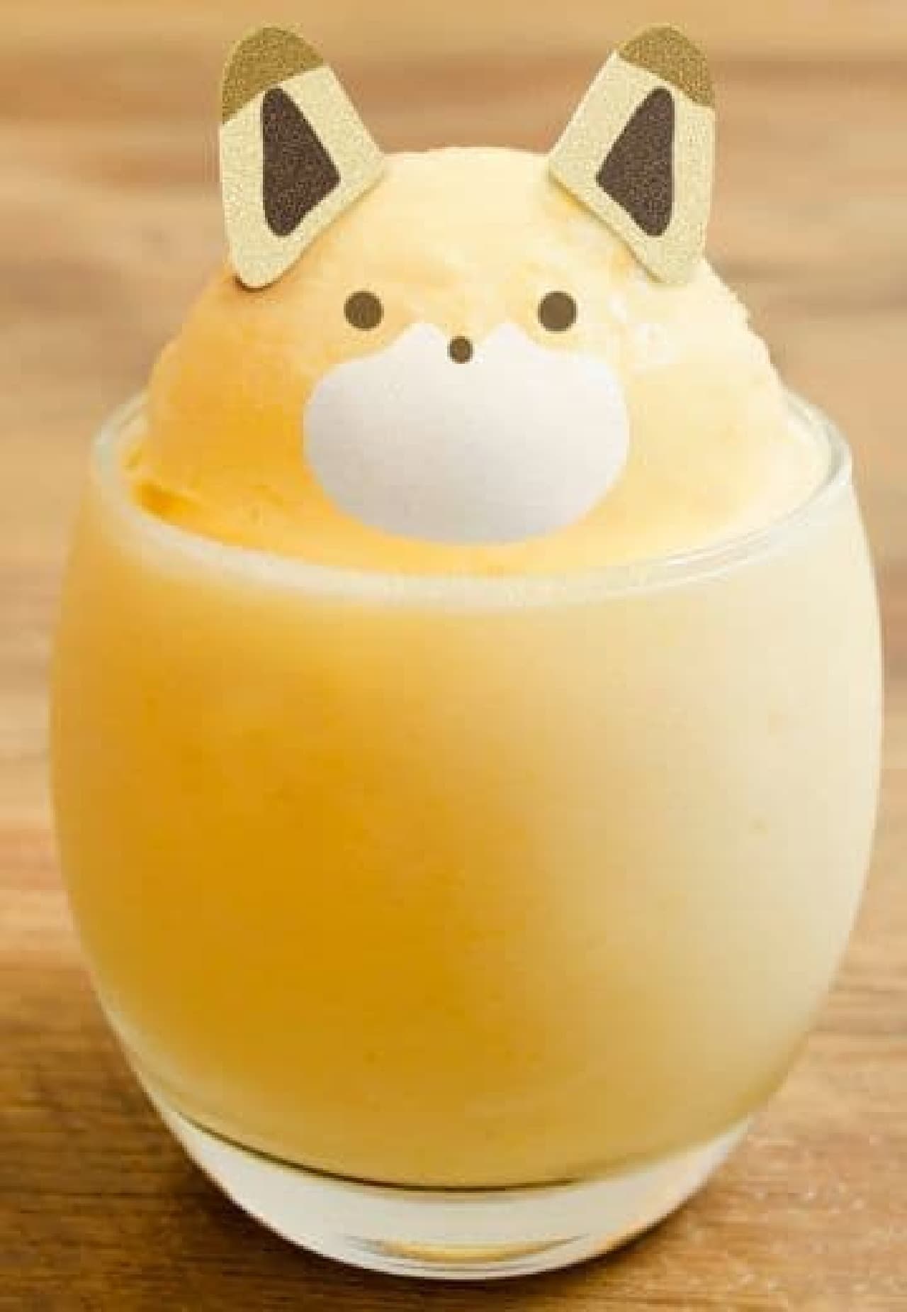A cute fox mixed juice float with fox-faced ice cream on top of the mixed juice