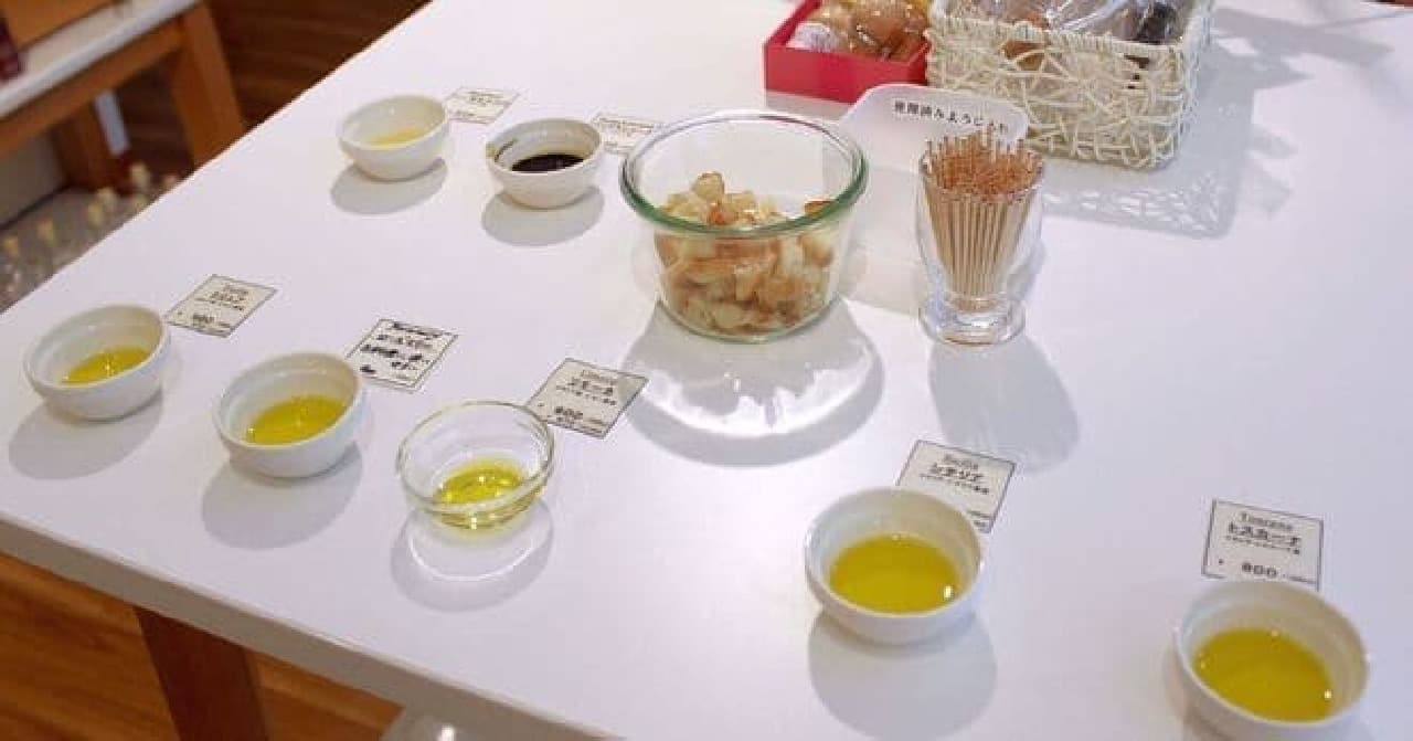 Buy olive oil at "VOM FASS" Daikanyama store, which sells olive oil by weight
