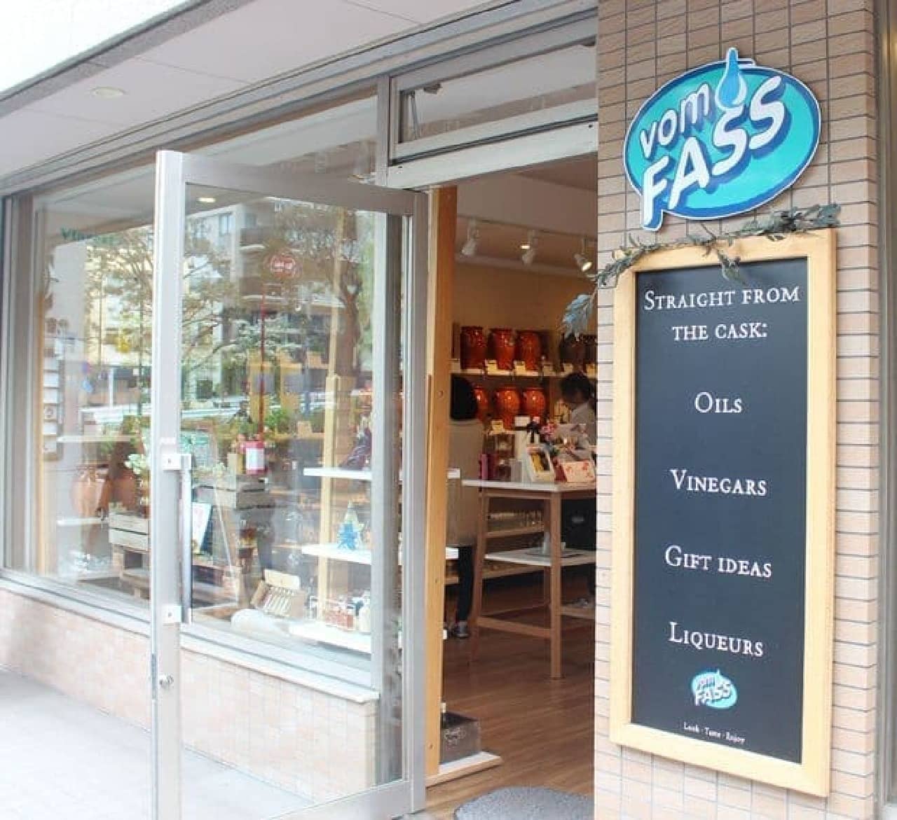 Buy olive oil at "VOM FASS" Daikanyama store, which sells olive oil by weight