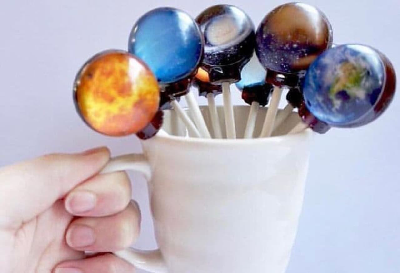 「惑星キャンディ」は、宇宙を閉じ込めたような美しいデザインのキャンディ