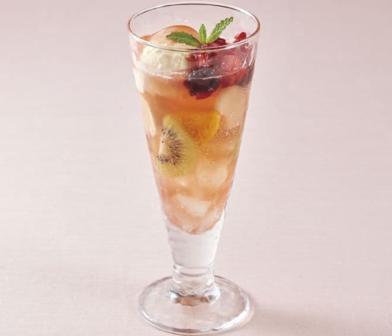 "Koume Soda Fruit Punch" is a sweet that matches Koume Soda with 5 kinds of fruits such as kiwi, banana, and mango.