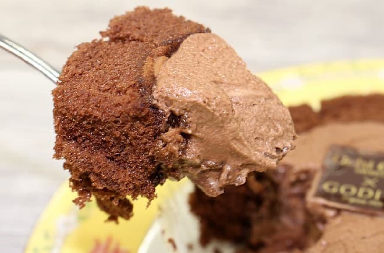 Lawson "Uchi Cafe Sweets x GODIVA Chocolatier Roll Cake"