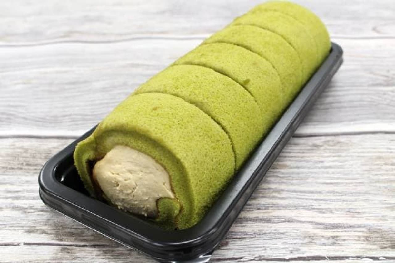 Lawson "Mochi texture roll Uji matcha (black soybean flour)"