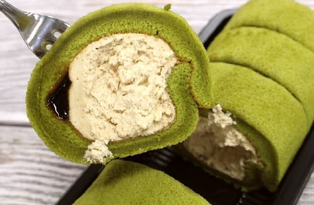 Lawson "Mochi texture roll Uji matcha (black soybean flour)"