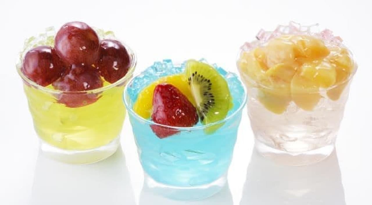 "Twinkle Day Cup" is a Tanabata jelly with cool fruits.