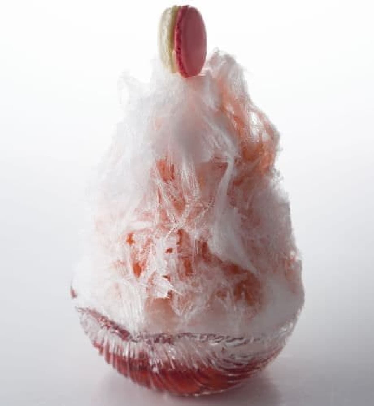 いちごは、福岡の特撰いちご「博多あまおう」の果肉を使用した、あまおう100％のソースがかけられたかき氷