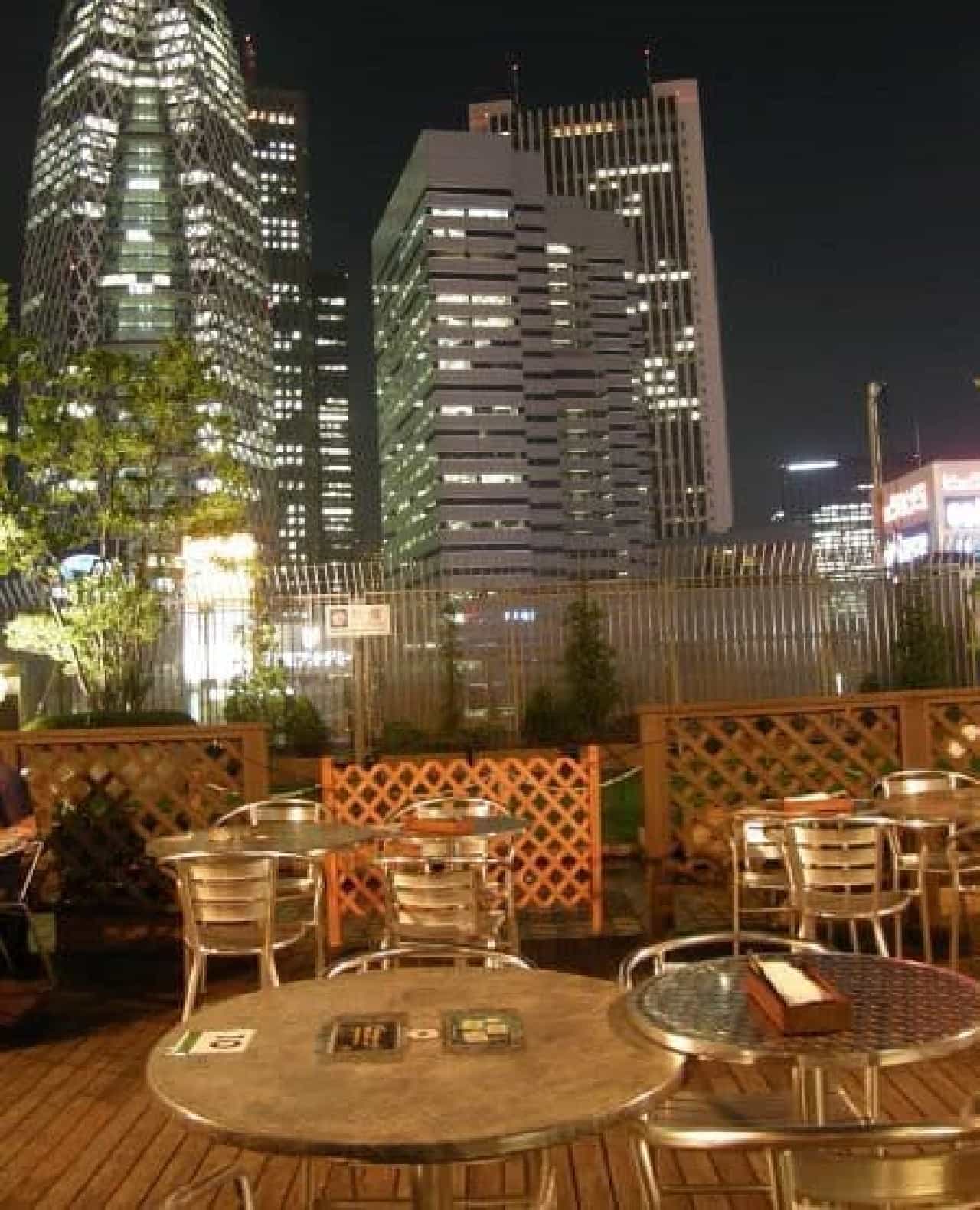 The flower garden is a beer terrace where you can enjoy all-you-can-drink and all-you-can-eat pancakes from 18:00 on weekdays (17:00 on holidays).