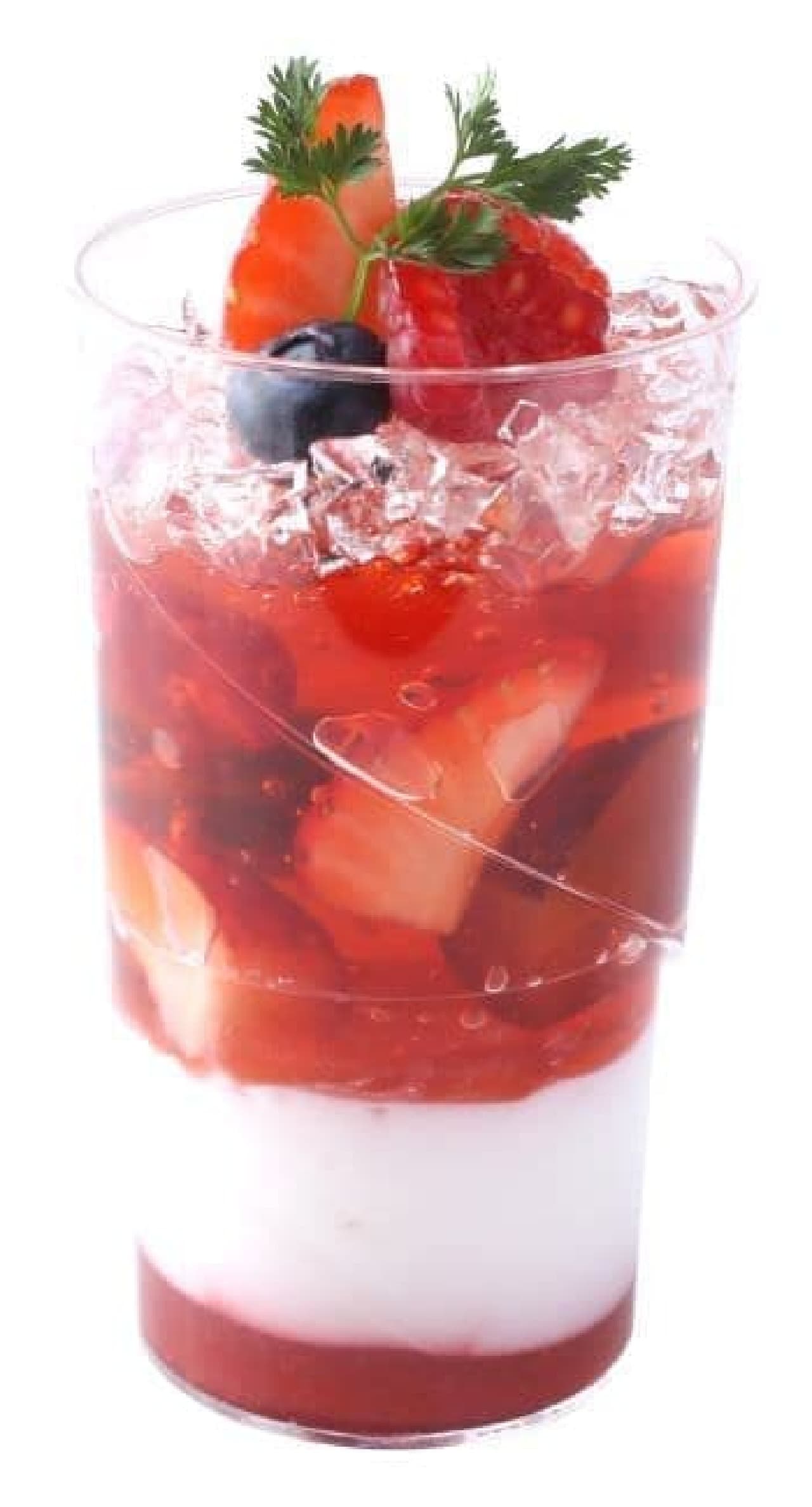 Verrine au Berry is a sweet and sour jelly with coconut jelly and phrase sauce layered on top of each other.