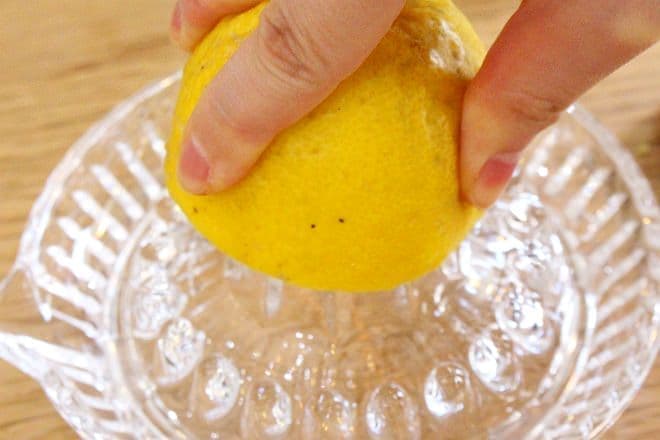 果汁を絞るレモン