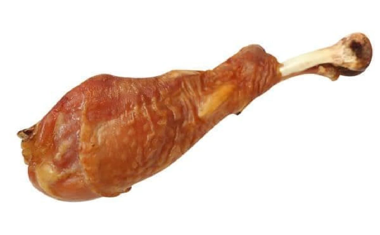 「スモークターキーレッグ」は、低カロリーでジューシーな七面鳥モモ肉のスモーク